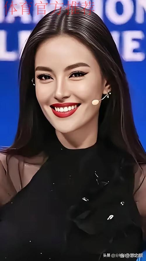 气质出众！欧冠女主持身着黑色小礼服，这就是欧洲贵妇的感觉嘛！